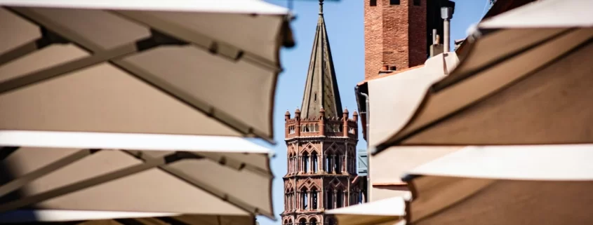 Кафе под зонтиками в Тулузе