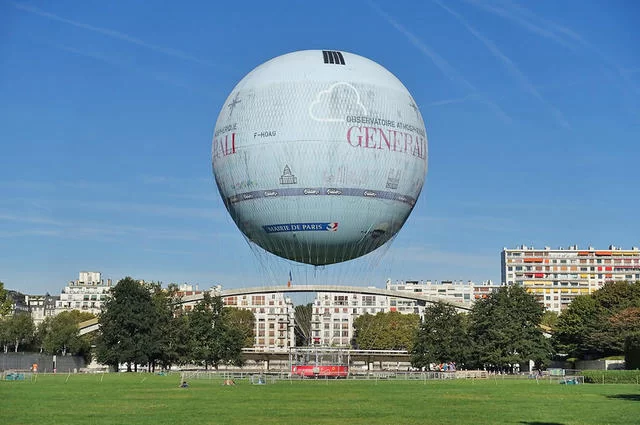Воздушный шар над Парижем