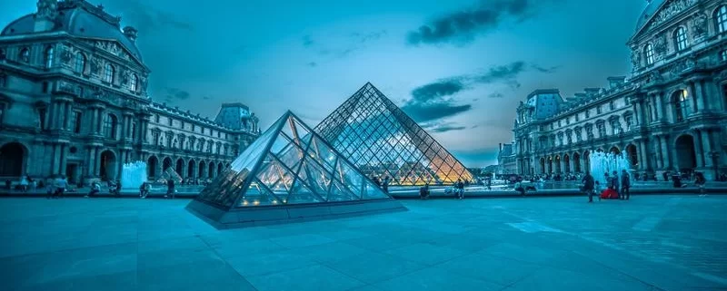 Лувр вечером