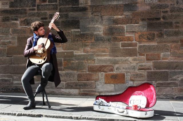 Уличный музыкант Уличный музыкант