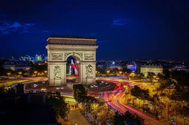 Florian Wehde / Unsplash Триумфальная арка в подсветке