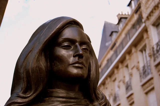 Памятник Далиде Достопримечательности Монмартра