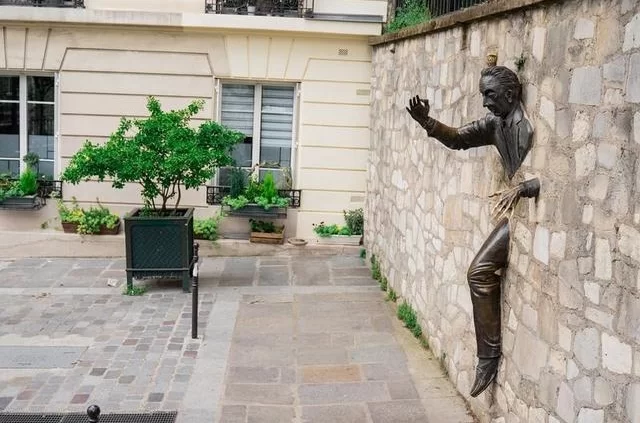 Памятник Марселю Эме Достопримечательности Монмартра