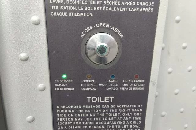 Paris10.ru Зеленая лампочка на общественном туалете