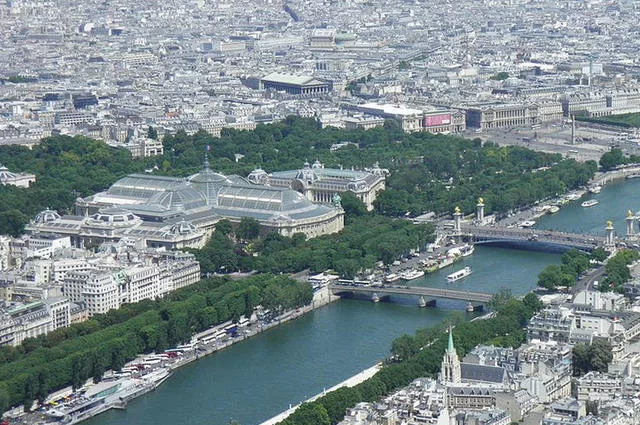 Gzen92 / Wikimedia Commons / CC-BY-SA 3.0 Большой и Малый дворцы