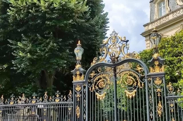 Евгений Тарасов / Paris10.ru Ворота Елисейского дворца