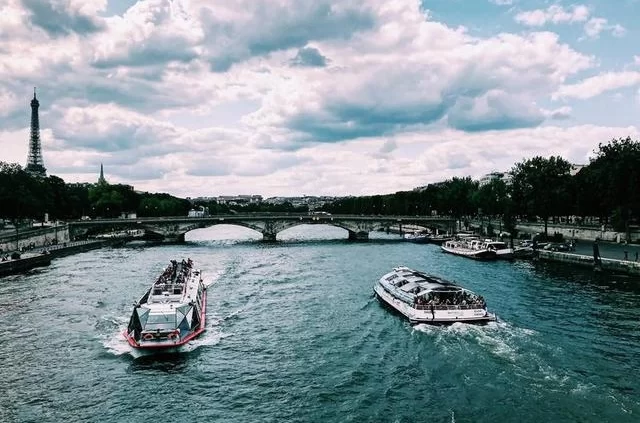 Mohamad Zaheri / Unsplash Речные трамвайчики