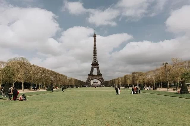 Austin Kehmeier / Unsplash Марсово поле и Эйфелева башня