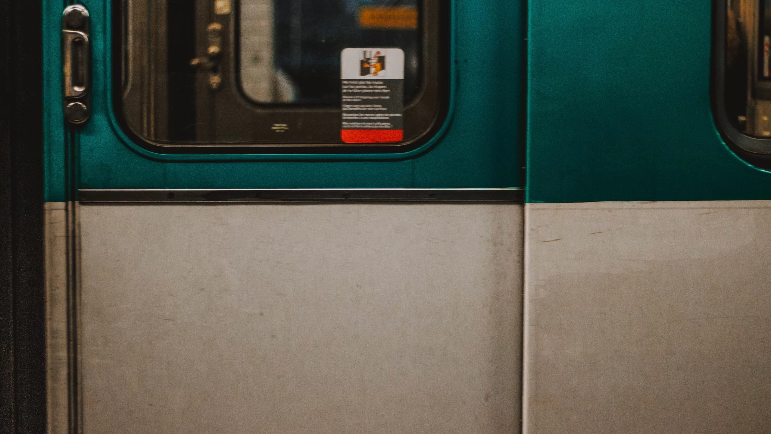 Дверь вагона