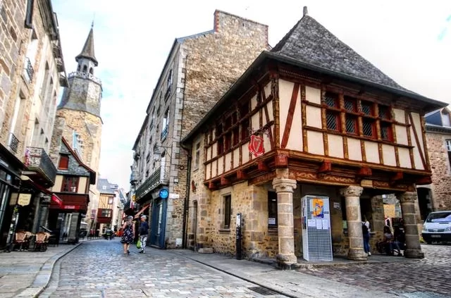 Jorge Fernández Salas / Unspalsh Динан