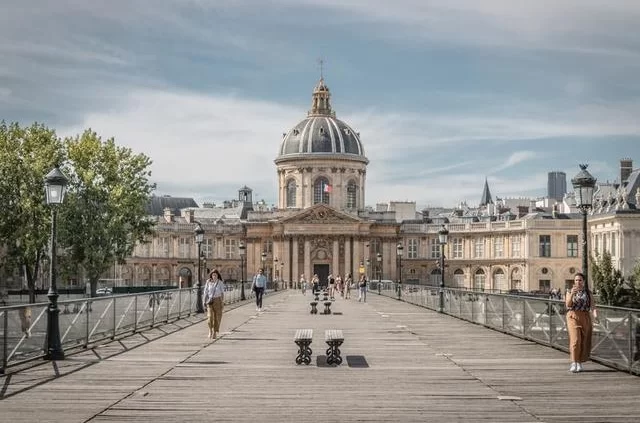 Louis Paulin / Unsplash Париж в августе: мост Искусств
