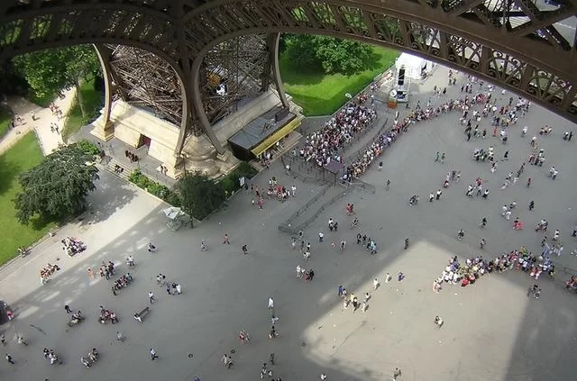 Rich Bowen / Flickr / CC-BY 2.0 Очередь на Эйфелеву башню