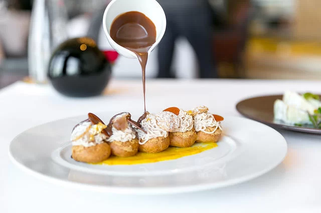 City Foodsters / Flickr / CC-BY 2.0 Попробовать в Париже: Профитроли