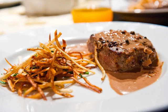 star5112 / Flickr / CC-BY-SA 2.0 Стейк с картошкой фри — главное блюдо французской кухни