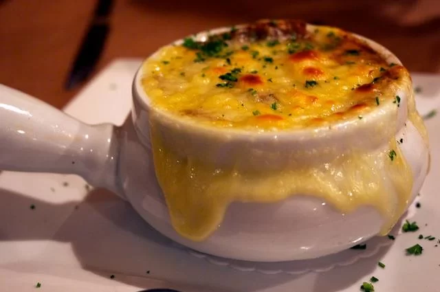 Jun Seita / Flickr / CC-BY 2.0 Попробовать в Париже: Луковый суп