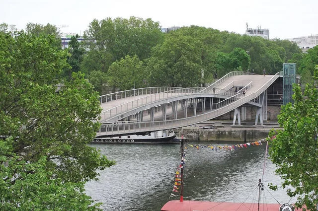 AHert / Wikimedia Commons / CC-BY-SA 4.0 Мост Симоны де Бовуар