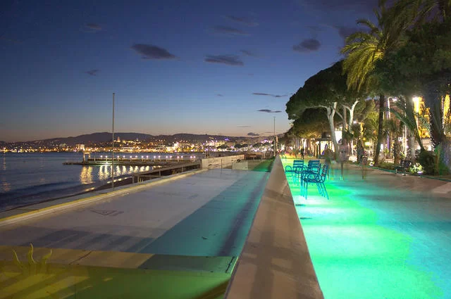 Julien Magne / Flickr / CC-BY 2.0 Набережная Круазет ночью