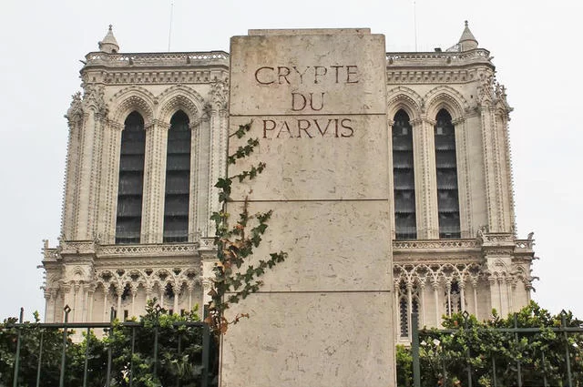 Pierre-Yves Beaudouin / Wikimedia Commons / CC-BY-SA 3.0 Археологические крипты Нотр-Дама