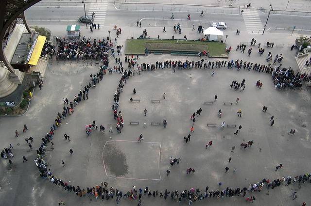 Tomek Augustyn / Flickr / CC-BY-SA 2.0 Очередь на Эйфелеву башню