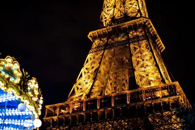 Cameron Barnes / Unsplash Эйфелева башня ночью