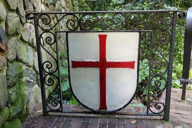 Peter Kersten / Wikimedia Commons / CC BY-SA 3.0 Щит тамплиеров