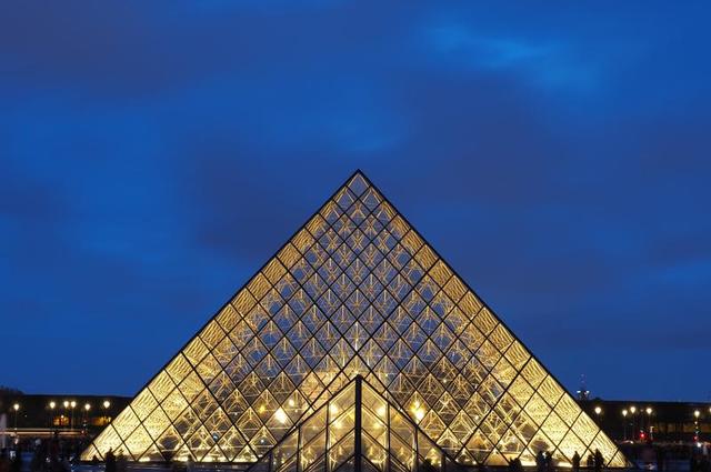 Rafael Garcin / Unsplash Пирамида Лувра