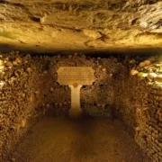 1024px-Paris_catacombs_(34595558821) Катакомбы Парижа