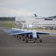 1280px-Patrouille_de_France_Taxiing,_Paris_Air_Show_2009_at_Le_Bourget_Airport Парижский авиасалон в Ле Бурже