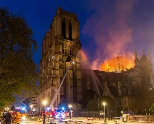 Пожарные тушат Нотр-Дам