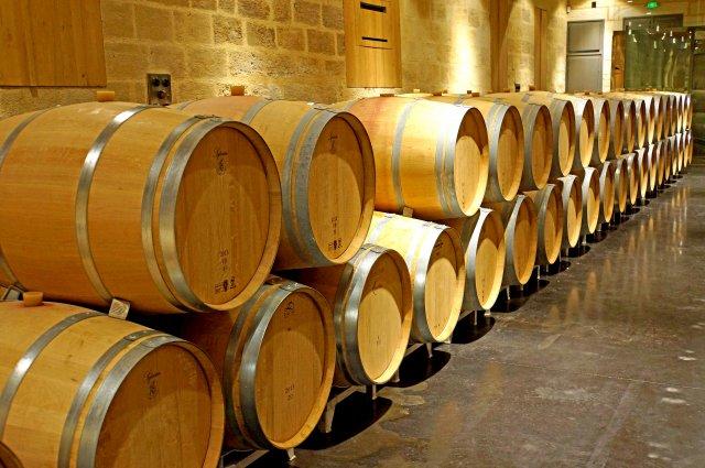 вино Вино зреет в бочках
