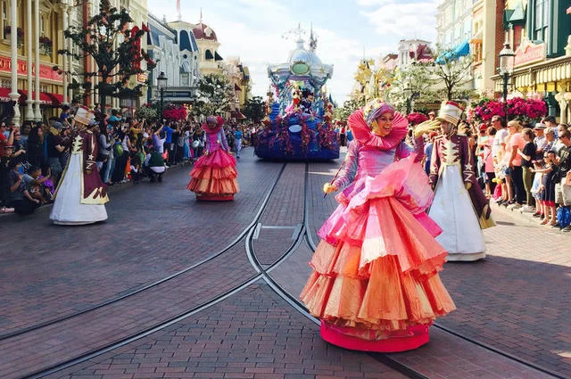 Bhumil Chheda / Unsplash Парад в Диснейленде