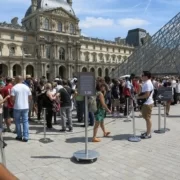 Your_waiting_time_(to_enter_into_Louvre_museum)_is_calculated_at_1hour_30 Очередь в Лувр