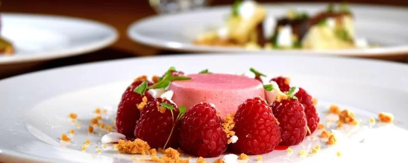 Десерт с малиной