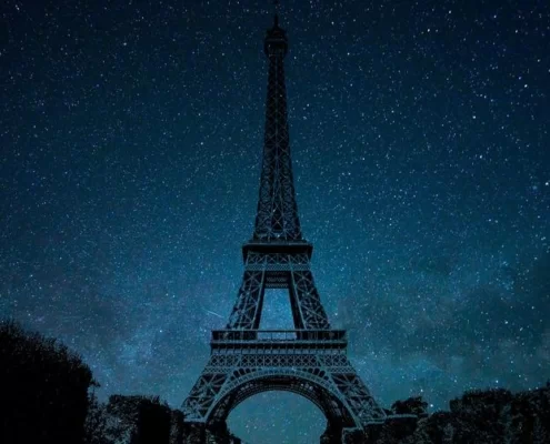 Эйфелева башня в звездах