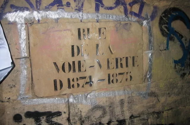 Jerome Bon / Flickr / CC-BY 2.0 Табличка с названием улицы