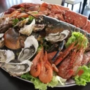 oysters-prawns-clams-crab-fish-restaurant-seafood-ocean-platter Тарелка морепродуктов