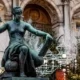 Рождественский лес перед парижской мэрией