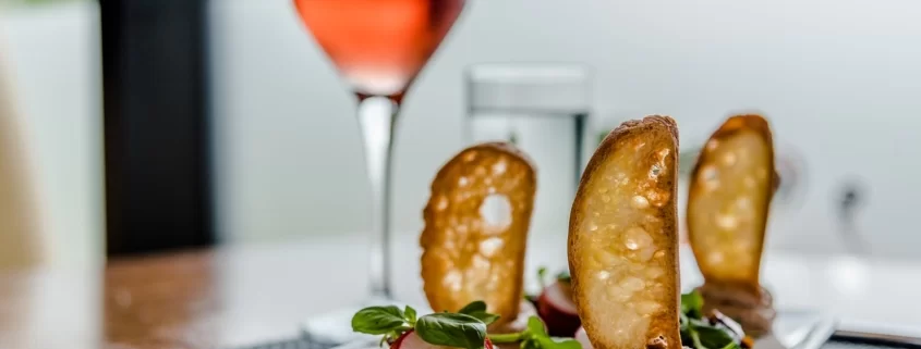 Вино и закуски