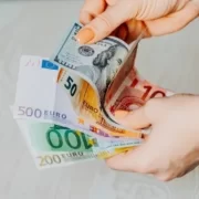 omid-armin-ESsGNnhUiCg-unsplash Деньги на путешествие
