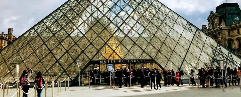 Лувр: как попасть в музей без очереди?