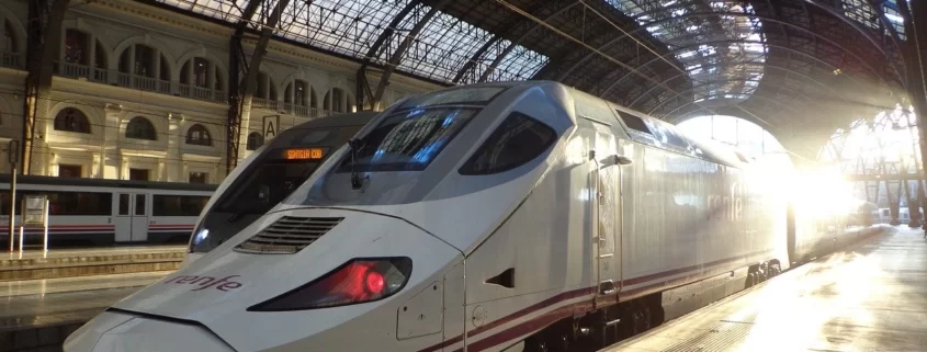 Скоростной поезд на вокзале