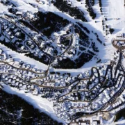 1024px-Courchevel_1850 Куршевель 1850 с высоты птичьего полета