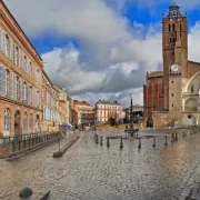 1024px-Place_Saint-Étienne_(Toulouse) Площадь Сен-Этьен в Тулузе