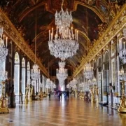 1024px-Versailles_Château_de_Versailles_Innen_Grande_Galerie_03 Зеркальная галерея Версаля
