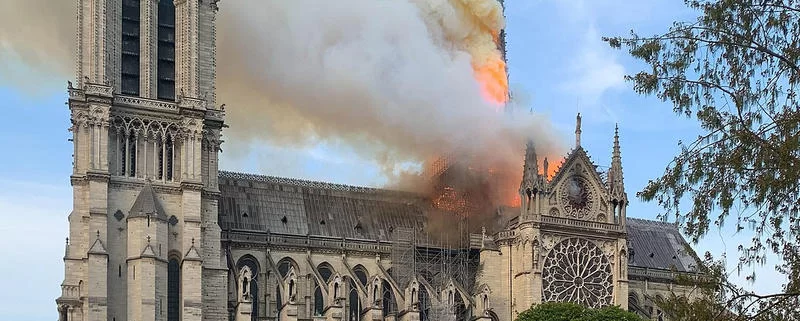 Пожар в соборе Парижской Богоматери