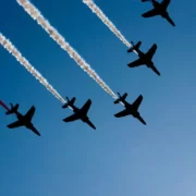 1200px-Dimitri_Torterat_-_Patrouille_Acrobatique_de_France_passing_by_(French_Bastille_Day_2009)_-_(4) Патруль де Франс