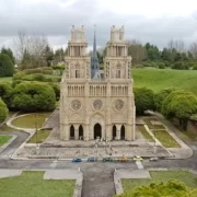 1200px-France_Miniature_-_Cathédrale_Sainte-Croix_d’Orléans_(082)_(16418687773) Мини-копия собора