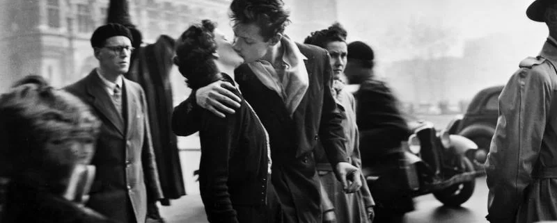 Поцелуй у парижской мэрии