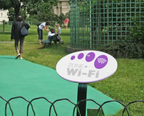 Где найти интернет в Париже?