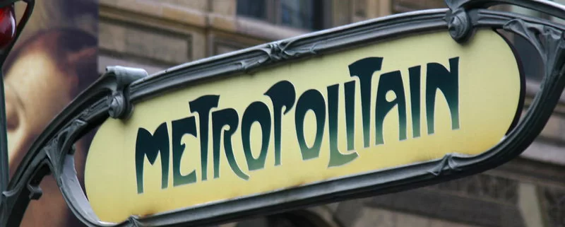 Вывеска метро в Париже